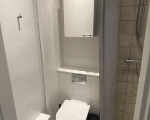 Lys og rummelig 2-værelses lejlighed med altan