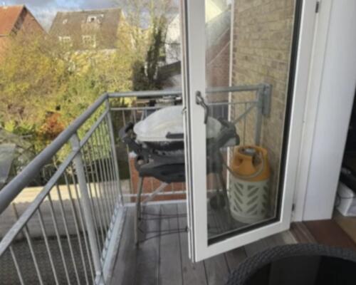 Lys og rummelig 2-værelses lejlighed med altan