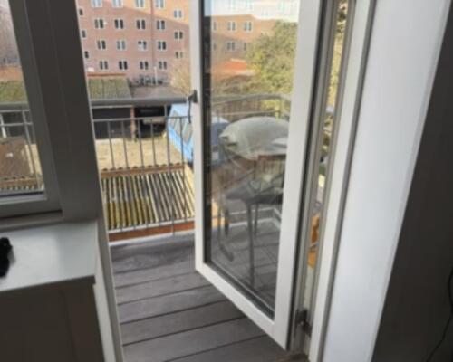 Lys og rummelig 2-værelses lejlighed med altan