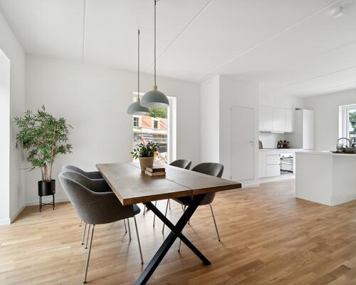 Skøn 4-værelses med træterrasse og have