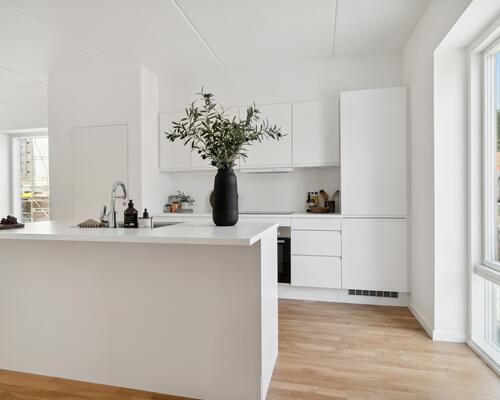 Skøn 4-værelses med træterrasse og have