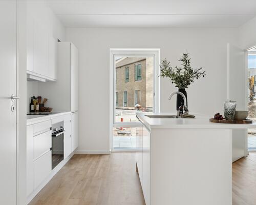 Skøn 4-værelses med træterrasse og have