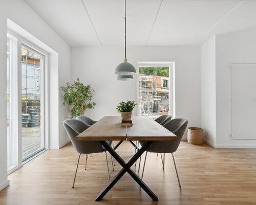 Skøn 4-værelses med træterrasse og have