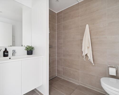 Skøn 4-værelses med træterrasse og have