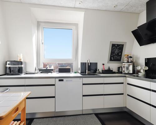 Stor, lys og moderne 4-værelses med udsigt og altan