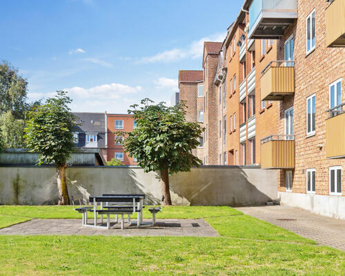 Nyrenoveret lejlighed med stor altan