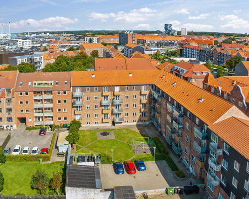 Nyrenoveret lejlighed med stor altan