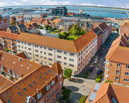 Nyrenoveret lejlighed med stor altan