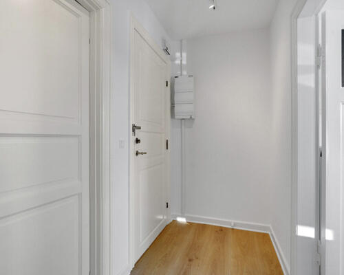 Nyrenoveret lejlighed med stor altan