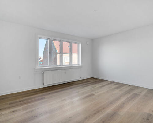 Nyrenoveret lejlighed med stor altan