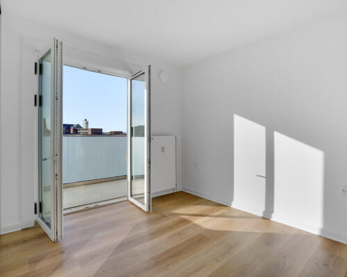 Nyrenoveret lejlighed med stor altan