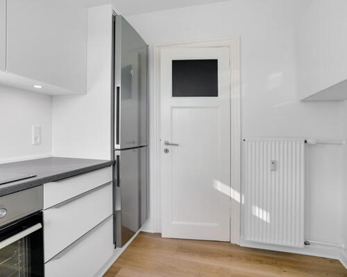 Nyrenoveret lejlighed med stor altan