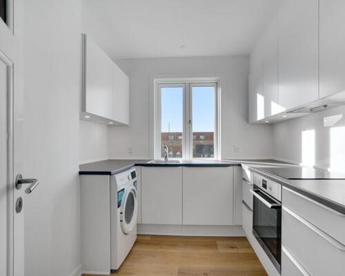 Nyrenoveret lejlighed med stor altan