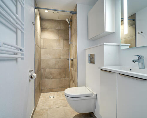 Nyrenoveret og rummelig lejlighed med stor altan