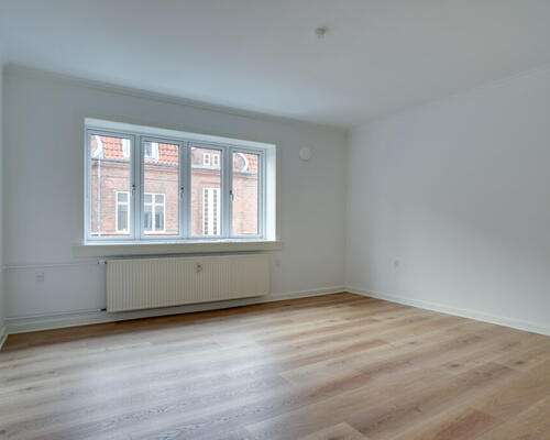 Nyrenoveret og rummelig lejlighed med stor altan