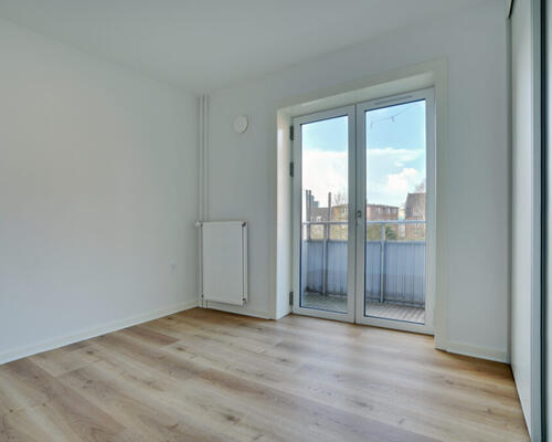 Nyrenoveret og rummelig lejlighed med stor altan