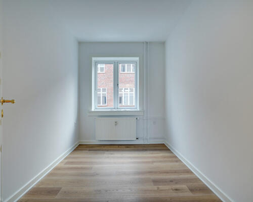 Nyrenoveret og rummelig lejlighed med stor altan