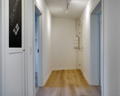 Nyrenoveret og rummelig lejlighed med stor altan