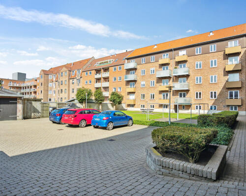 Nyrenoveret og rummelig lejlighed med stor altan