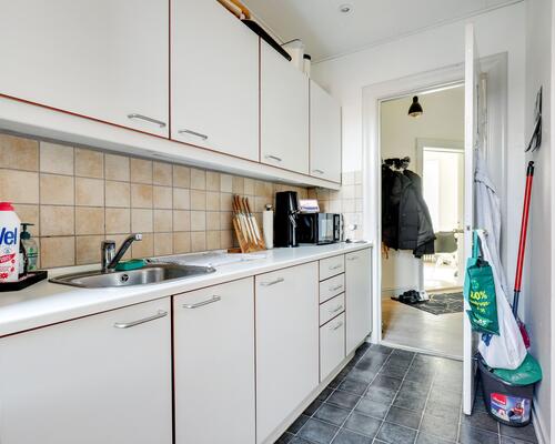 Fin og lys 2-værelses i stueplan i Finlandsgade