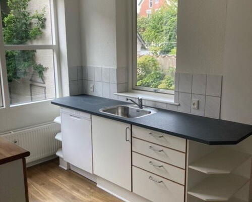 Renoveret 3-værelses på 101 m2, moderne køkken og vaskesøjle – tæt på nærbanen og stadion