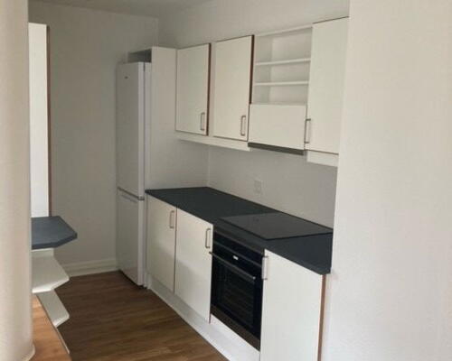 Renoveret 3-værelses på 101 m2, moderne køkken og vaskesøjle – tæt på nærbanen og stadion