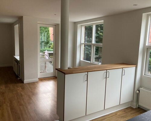 Renoveret 3-værelses på 101 m2, moderne køkken og vaskesøjle – tæt på nærbanen og stadion