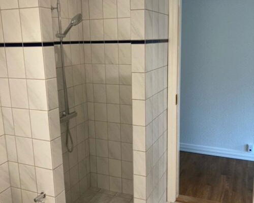 Renoveret 3-værelses på 101 m2, moderne køkken og vaskesøjle – tæt på nærbanen og stadion