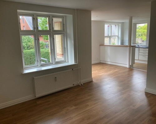 Renoveret 3-værelses på 101 m2, moderne køkken og vaskesøjle – tæt på nærbanen og stadion