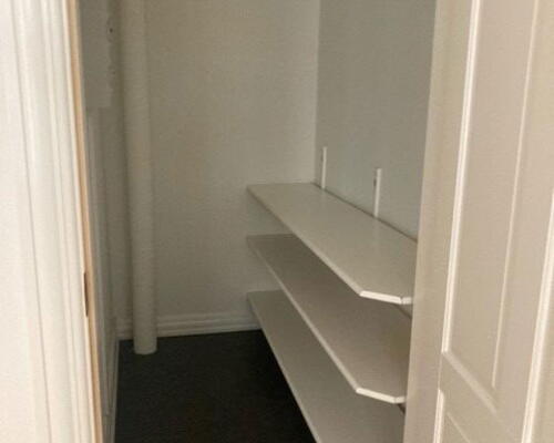 Renoveret 3-værelses på 101 m2, moderne køkken og vaskesøjle – tæt på nærbanen og stadion