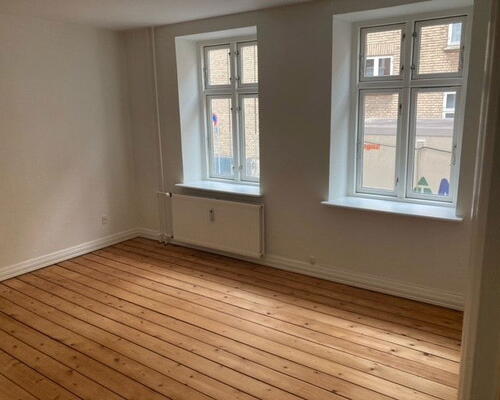 Renoveret 3-værelses på 101 m2, moderne køkken og vaskesøjle – tæt på nærbanen og stadion