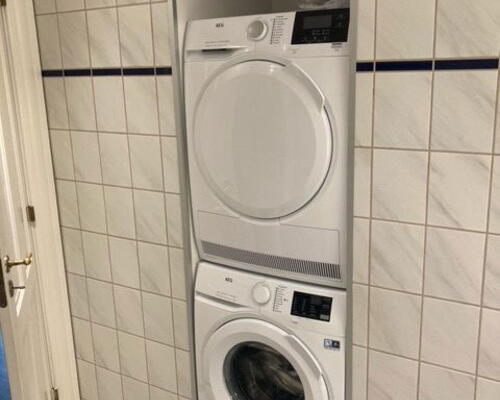 Renoveret 3-værelses på 101 m2, moderne køkken og vaskesøjle – tæt på nærbanen og stadion