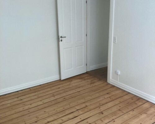 Renoveret 3-værelses på 101 m2, moderne køkken og vaskesøjle – tæt på nærbanen og stadion