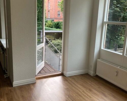 Renoveret 3-værelses på 101 m2, moderne køkken og vaskesøjle – tæt på nærbanen og stadion