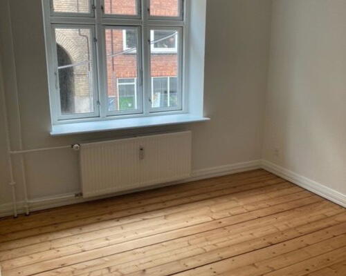 Renoveret 3-værelses på 101 m2, moderne køkken og vaskesøjle – tæt på nærbanen og stadion