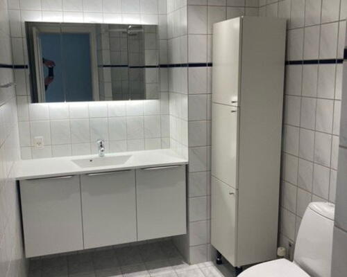 Renoveret 3-værelses på 101 m2, moderne køkken og vaskesøjle – tæt på nærbanen og stadion