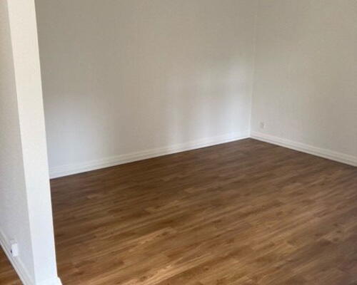 Renoveret 3-værelses på 101 m2, moderne køkken og vaskesøjle – tæt på nærbanen og stadion