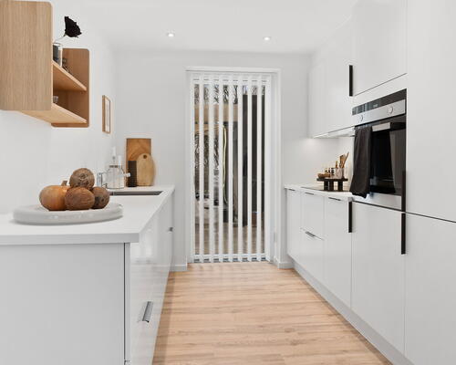 Moderne 5-værelses rækkehus på 145 m2 i Jasminparken – to badeværelser, dobbelt carport og private terrasser