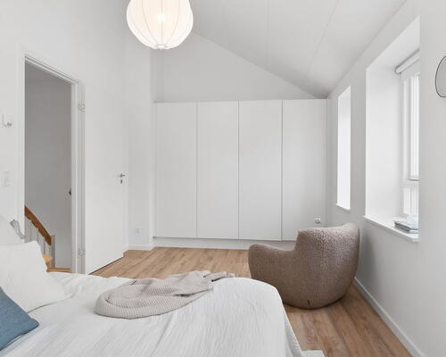 Moderne 5-værelses rækkehus på 145 m2 i Jasminparken – to badeværelser, dobbelt carport og private terrasser