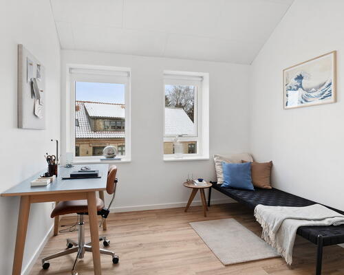 Moderne 5-værelses rækkehus på 145 m2 i Jasminparken – to badeværelser, dobbelt carport og private terrasser