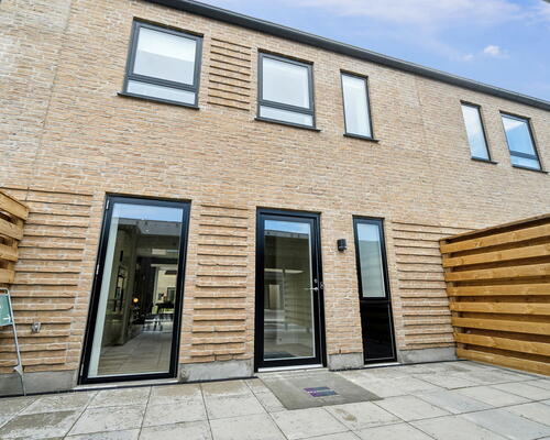 Familievenligt 4-vær. rækkehus på 115 m2 med to terrasser og dobbelt carport i Jasminparken, Sønder Tranders