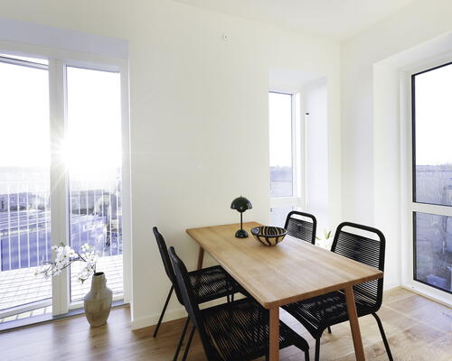 Charmerende 4-værelses duplex lejlighed med gavlplacering i Tingbjerg