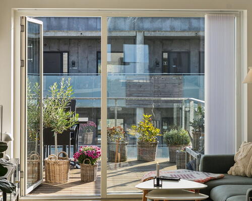 Lys 2-værelses på 66 m2 med stor altan, udsigt og elevator – nyopført med HTH-køkken