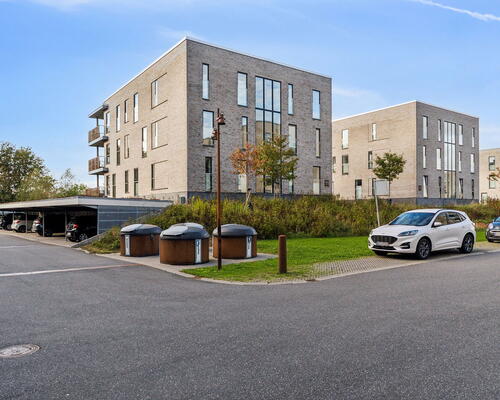 Lys 2-værelses på 66 m2 med stor altan, udsigt og elevator – nyopført med HTH-køkken