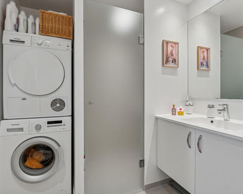 Lys 2-værelses på 66 m2 med stor altan, udsigt og elevator – nyopført med HTH-køkken