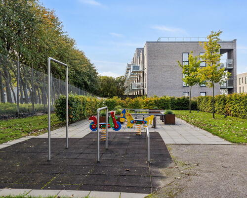 Lys 2-værelses på 66 m2 med stor altan, udsigt og elevator – nyopført med HTH-køkken