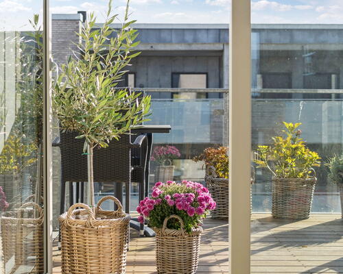 Lys 2-værelses på 66 m2 med stor altan, udsigt og elevator – nyopført med HTH-køkken