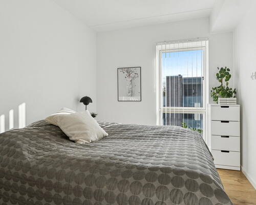 Lys 2-værelses på 66 m2 med stor altan, udsigt og elevator – nyopført med HTH-køkken