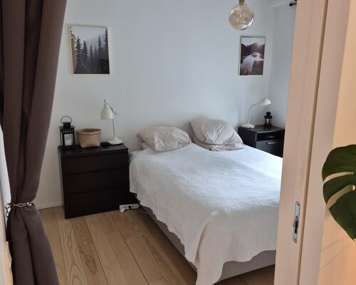 Lys lejlighed med havudsigt, fuldt møbleret, fremlejes i 2-3 måneder