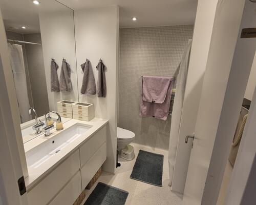 Lys lejlighed med havudsigt, fuldt møbleret, fremlejes i 2-3 måneder